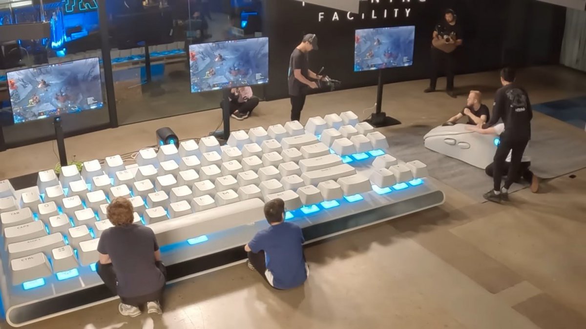 MandaEssa's tweet image. #Alienware apresentou um #teclado de 5 metros de comprimento❓