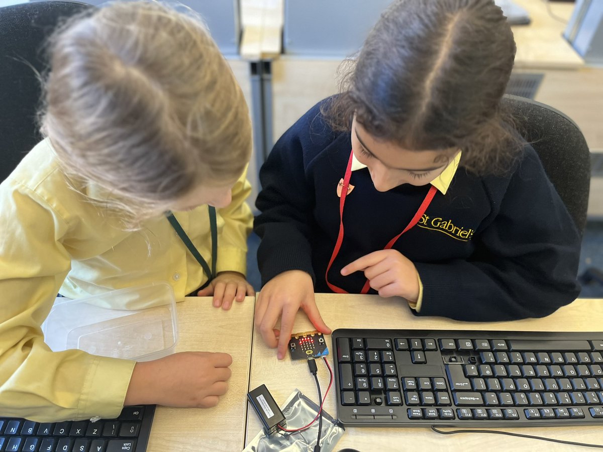 StGabsJuniors's tweet image. This week Y4 learnt how to program the #bbcmicrobit using #letscode Next week they will turn their device into an animated name badge #STEM #collaboration #handsonlearning