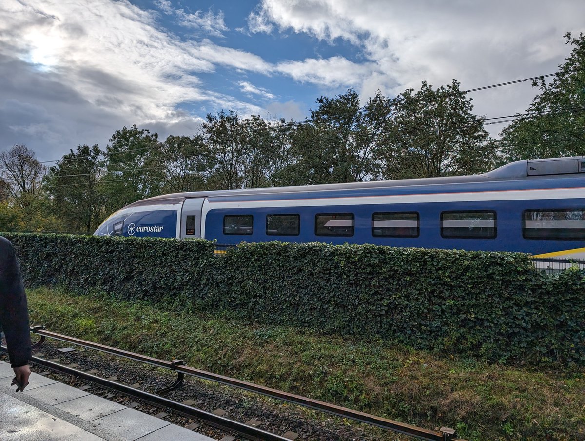 Rjs4Rob's tweet image. In Amsterdam today on the Metro what did I see overtaking me ? @Eurostar @EurostarJustinp  @ilseoceansoul 
Think it was going to London