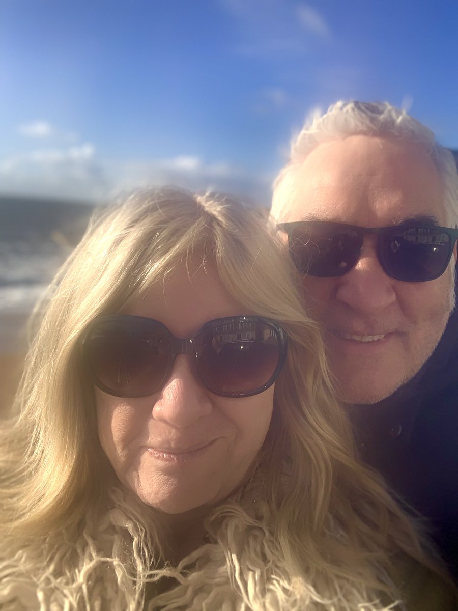 lynnesutton1's tweet photo. #ventnor #isleofwight @VisitIOW wild sea today but exhilarating #coffee in seafront tea room ☕️💙 https://t.co/92SZ5hxIpn