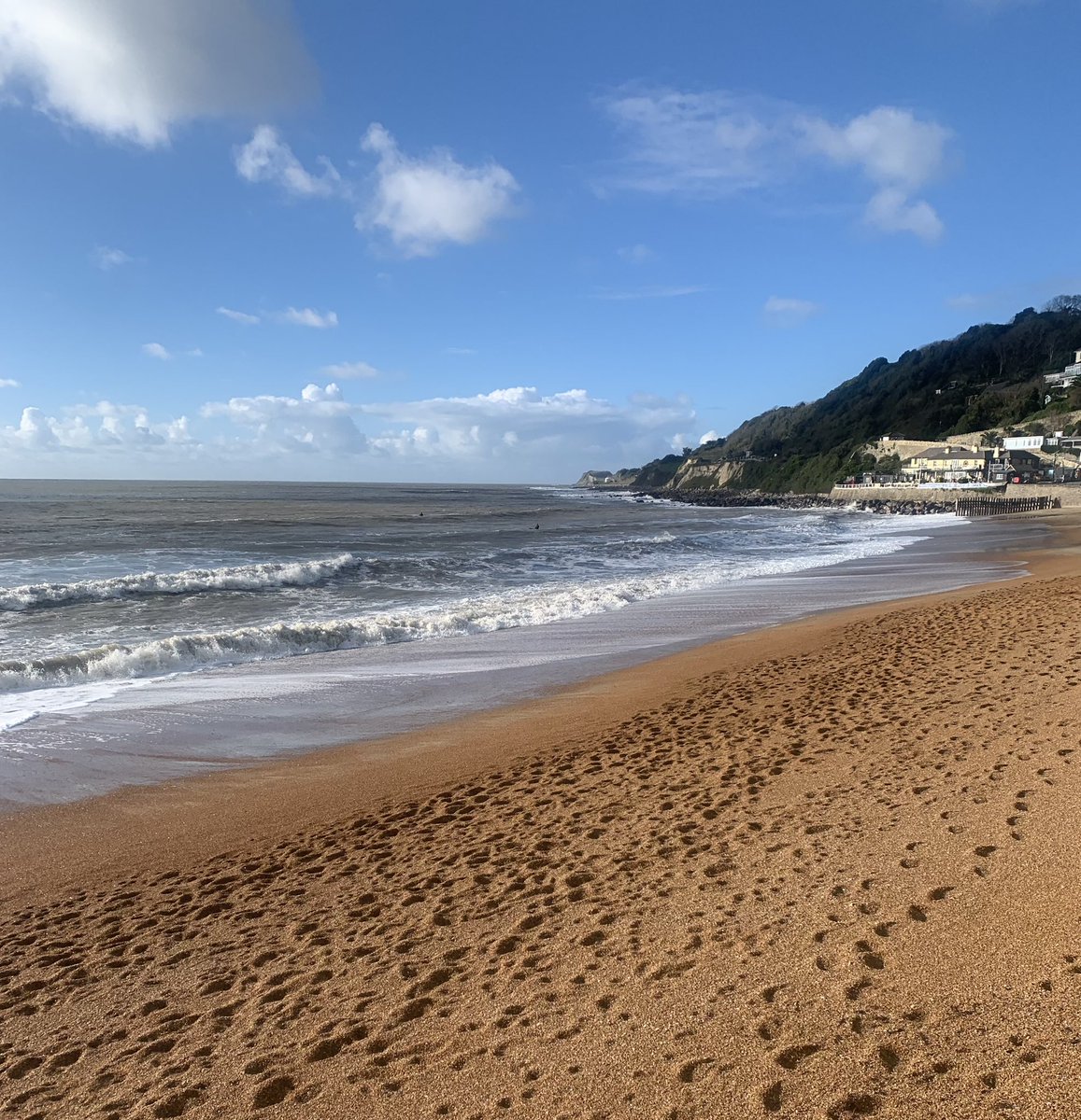 lynnesutton1's tweet photo. #ventnor #isleofwight @VisitIOW wild sea today but exhilarating #coffee in seafront tea room ☕️💙 https://t.co/92SZ5hxIpn