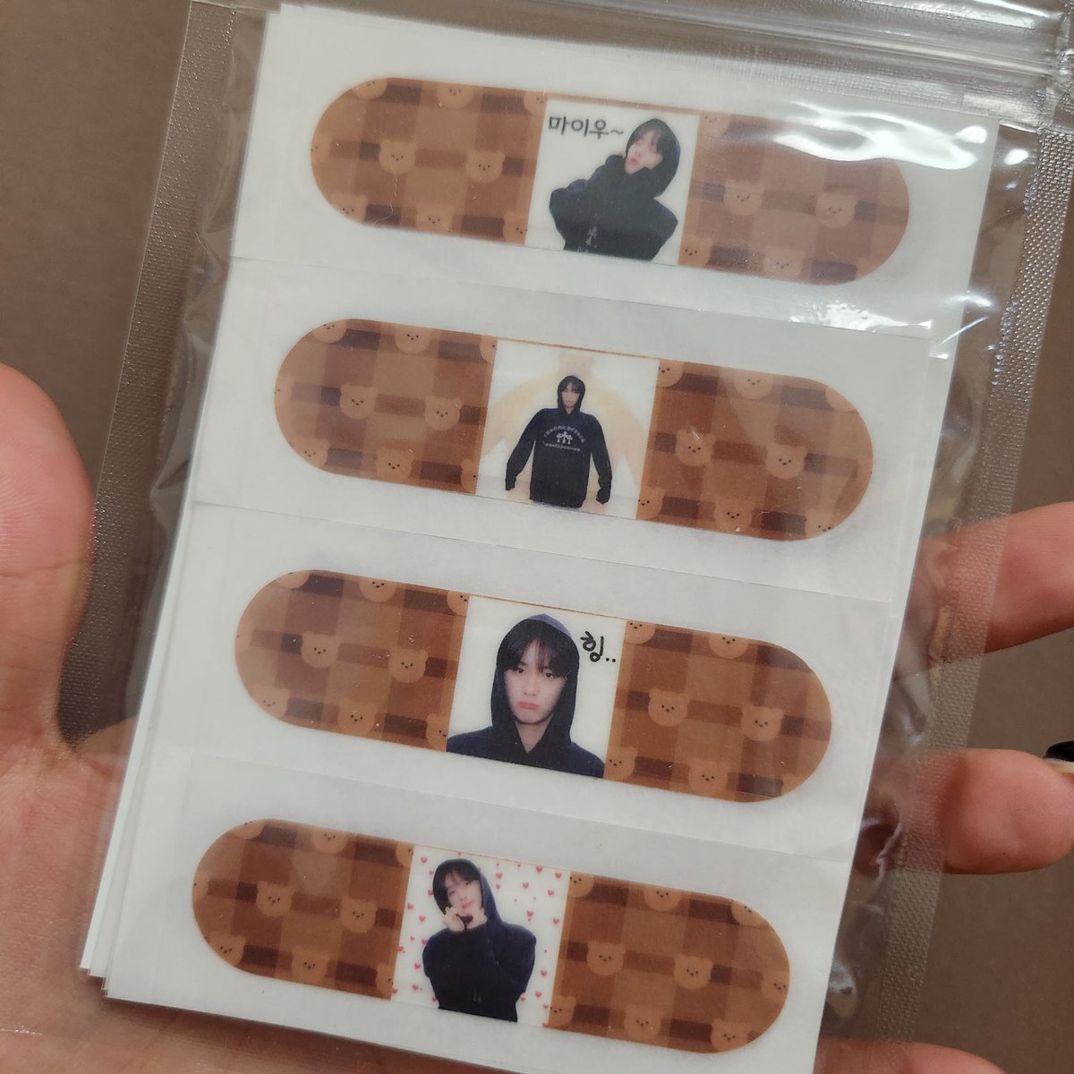 🍀더보이즈 제너레이션 앙콘 나눔🍀

앙콘을 기념하며 덥뮤다선 더비대 과명찰 나눔을 합니다🐶🐻🐱🦝

날짜: 첫콘막콘 (변동될수있음🥲)
수량: 덥뮤다선 각10개
다른멤버들도 소량 준비할예정입니다💕

✨️현재명찰에는 랜덤 커스텀밴드넣어드립니다

자세한 공지는 타래로 이어서 올리겠습니다🫶
