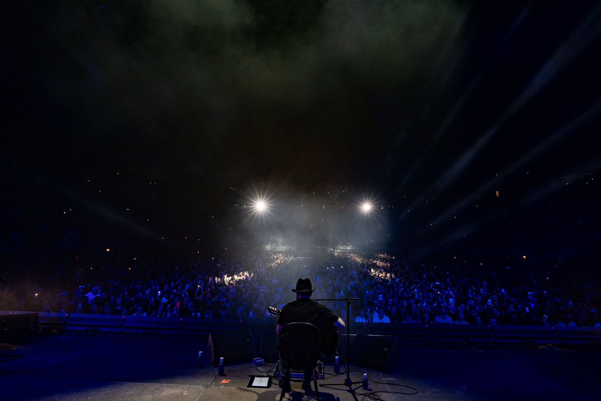 Gran noche ayer en Barcelona donde una vez más #ElBarrio llenó el Palau Sant Jordi presentando el directo de su último álbum Atemporal ⏳. 

📢📆 Últimas fechas de la gira en 2023: 
🔸11 de noviembre. Fuerteventura
🔸 16 de diciembre. Salamanca 
🔸 22 y 23 de diciembre. Madrid