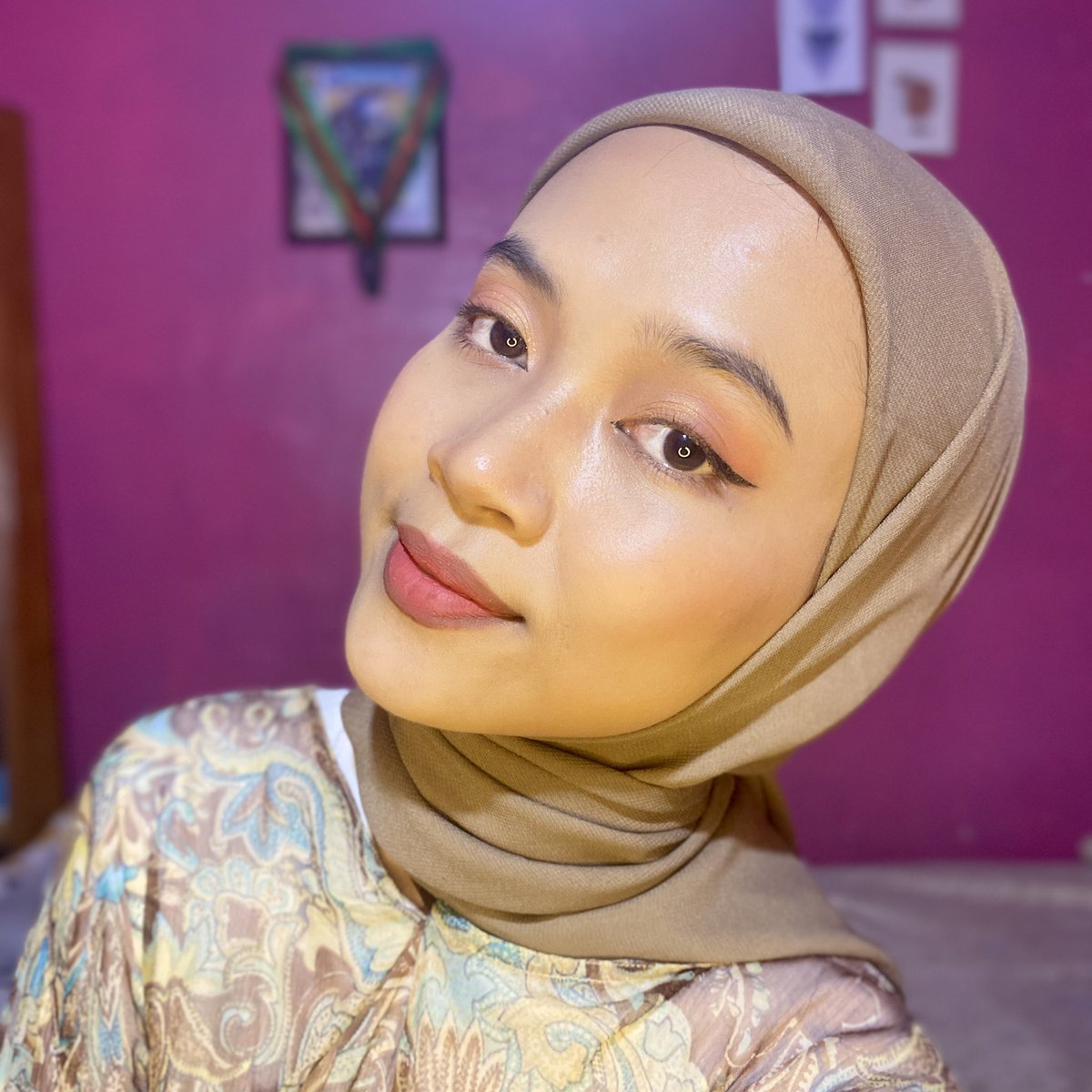 rachiecha's tweet image. shade blush yang sawo matang approved, keliatan natural &amp;amp; ngga norak

blush ini banyak pilihan warna. udah jatoh berkali-kali tapi aman, anti crack jadi travel friendly ya #makeupcaca