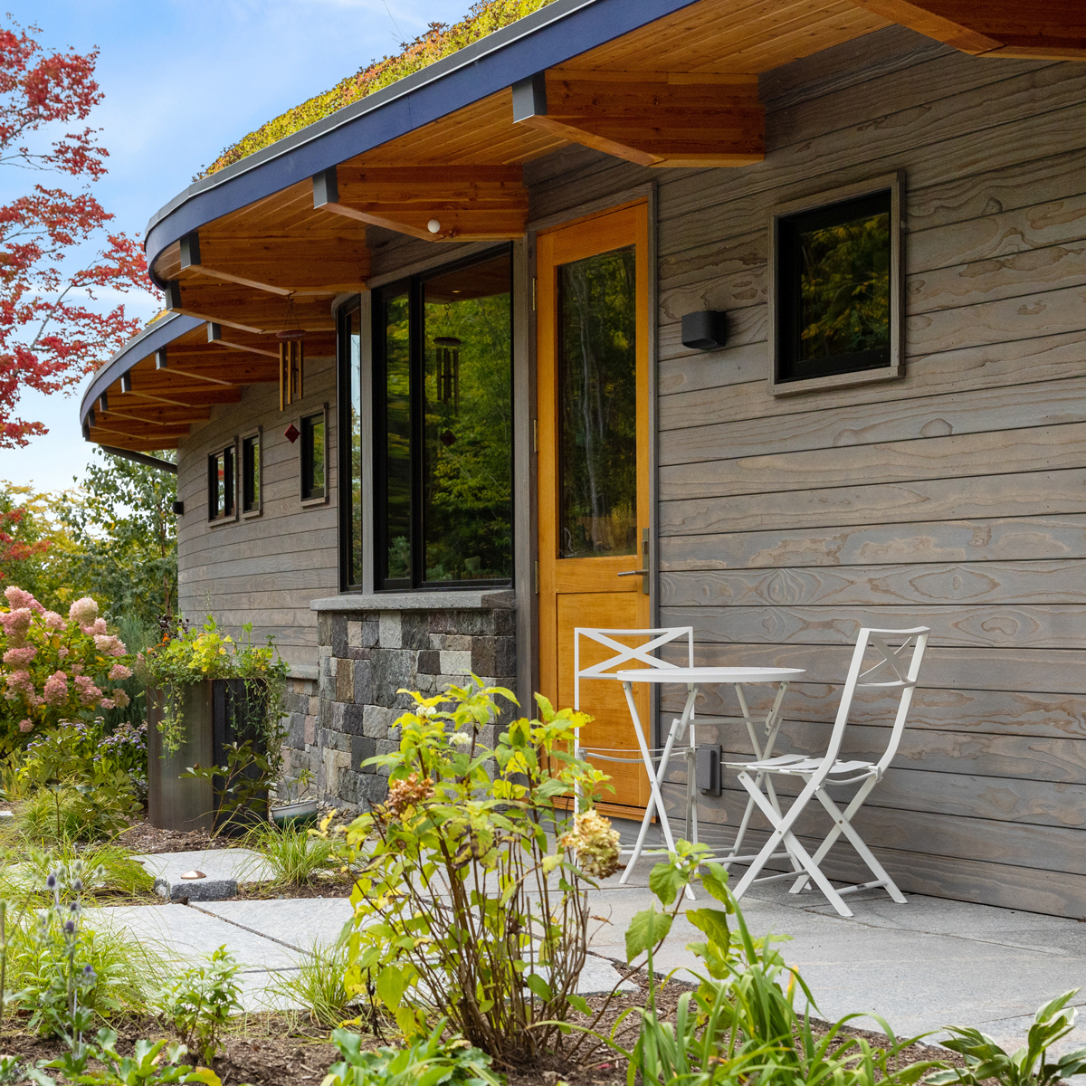 The Green Mountain Residence features reSAWN TIMBER co.'s NIGIRI charred Accoya® exterior cladding, which harmonizes seamlessly with the natural surroundings. 
+
Architect: Blue Sky Architecture 
Builder: Red Mountain Construction 
Photographer: Jenn Cypress/Dwelling Photography