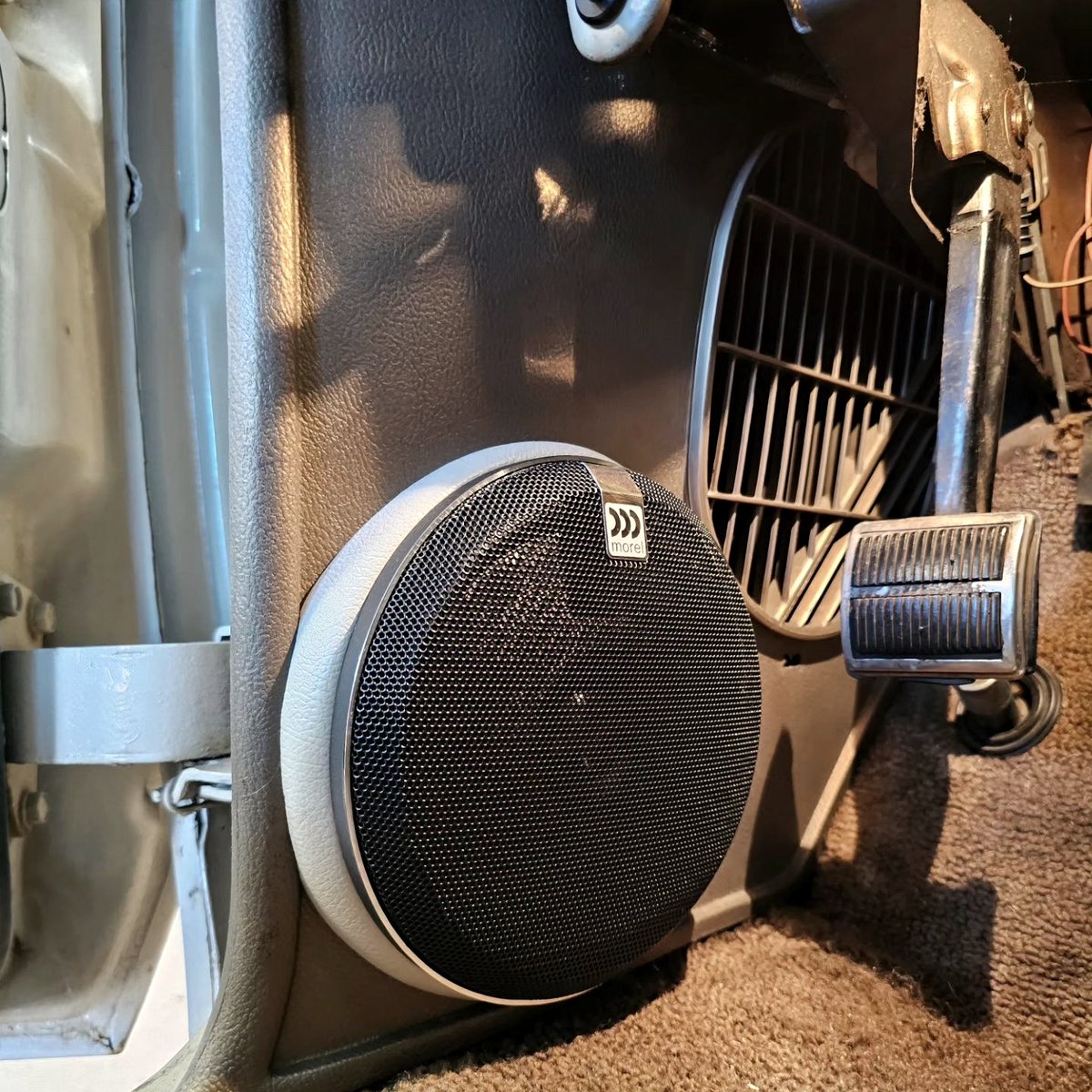 MorelHiFi's tweet photo. Check out this 1966 #Chevy #Caprice!
#Car_stereo_guys CA, USA, kept the vintage vibe while boosting the sound with a custom hidden ultra shallow Morel Virtus Nano Carbon Integra set. 
Explore -https://t.co/xeHphFsLAO
#morelhifi #morelcaraudio #1966ChevyCaprice #VirtusNanoCarbon https://t.co/trykH5ffa7