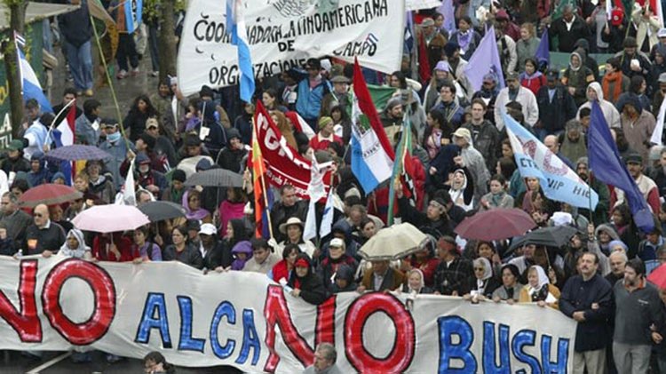 ale_rusconi's tweet photo. #Hoy se cumplen 18 años cuando en Mar de Plata se le dijo #NoAlAlca , el ALCA al Carajo !!! Y abrazábamos el camino de la #PatriaGrande junto a los Presidentes y el Pueblo de NuestraAmerica https://t.co/sS75FU7JuC
