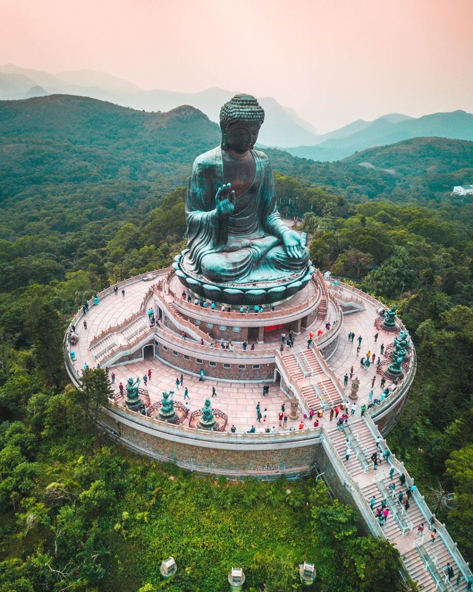 Il Tian Tan Buddha è una statua di bronzo alta 34 metri situata a Ngong Ping, Lantau, Hong Kong. Simboleggia l'armonia tra uomo, natura, persone e religione. È il principale centro del buddismo di Hong Kong. Lo sapevate?? 🙊🌍