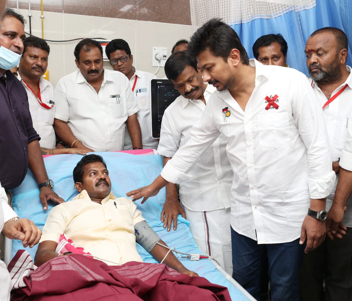 Udhaystalin's tweet photo. சென்னை மண்டல வாக்குச்சாவடி பொறுப்பாளர்கள் கூட்டத்துக்கான பணிகளின் போது எதிர்பாராத ���ிதமாக காயமுற்ற திருவள்ளூர் மேற்கு மாவட்டச் செயலாளர் அண்ணன் @ChandranDMK_ அவர்களை திருவள்ளூர் மருத்துவக் கல்லூரி மருத்துவமனையில் இன்று சந்தித்து நலம் விசாரித்தோம். 

இந்த சந்திப்பின் போது கழகத் தலைவர் - மாண்புமிகு முதலமைச்சர் @mkstalin அவர்கள், தொலைபேசி வாயிலாக அண்ணன் சந்திரனிடம் நலம் விசாரித்தார்கள். 

அண்ணன் சந்திரன், விரைவில் நலம் பெற்று கழகப்பணி - மக்கள் பணிக்கு திரும்ப விருப்பம் தெரிவித்தோம்.