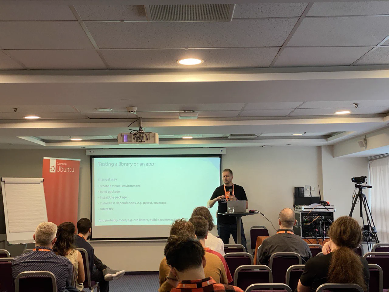 Me presenting in front of the audience at the Ubuntu Summit 2023 in Riga.