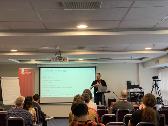 Me presenting in front of the audience at the Ubuntu Summit 2023 in Riga.