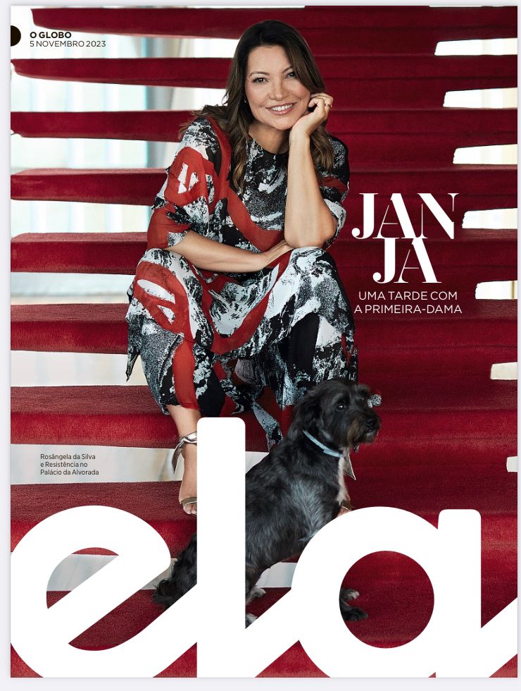 JanjaLula's tweet photo. Domingo começou com essa leitura por aqui, saiu a entrevista que dei para a revista ELA do @JornalOGlobo! Recebi a jornalista Jeniffer Gularte e a equipe da ELA no Alvorada e conversamos sobre diversos assuntos, como participação política das mulheres e o papel que muitas pessoas esperam de uma primeira-dama. Também falei sobre nosso dia a dia em casa, fora do Planalto, e minha relação com a moda brasileira. As fotos da matéria são do icônico Bob Wolfenson e preciso dizer que a Resistência adorou aparecer na capa junto comigo! 

https://t.co/rYzCPGXMzB