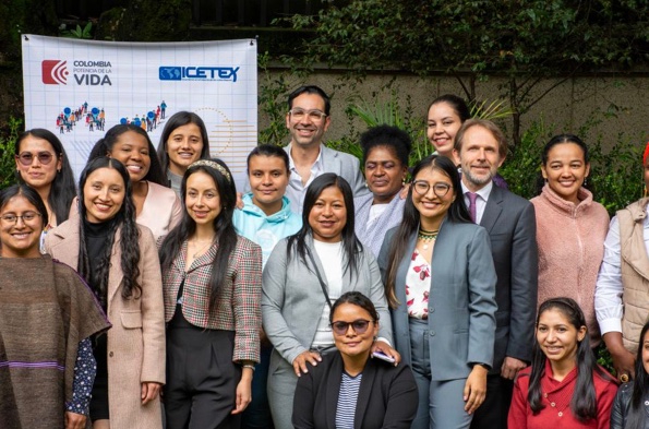 De 17 departamentos de Colombia, 34 lideres indigenas, afrocolombianos  y mujeres realizarán misión académica hacia España con una beca del 100% en áreas de ciencia, tecnología, ingeniería y Matemática .