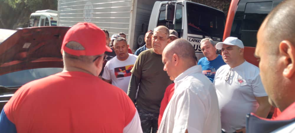 Realiza el Dr <a href="/JosAnto54744901/">José Antonio Machado Reyes</a> jefe de la Misión Médica Cubana en Venezuela y demás funcionarios presentes en el día de l a técnica,revisión técnica al 100 % de os vehículos presentes. #CubaPorLaVida