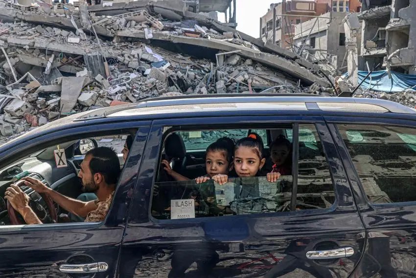 UN says #Gaza’s children face catastrophe as death toll nears 4,000. Israeli bombs hit school being used as a shelter while warning comes that children form 40 pct of fatalities. - @guardian @_EmmaGH theguardian.com/world/2023/nov…