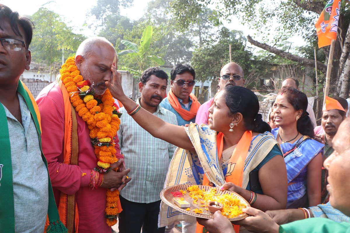 आज दुर्ग ग्रामीण विधानसभा अंतर्गत रिसाली मंडल के ग्राम डुंडेरा में जनसंपर्क कर देवतुल्य सम्माननीय मतदाताओं से मुलाकात कर कुशलक्षेम जाना, साथ ही कमल छाप में बटन दबाकर प्रचंड मतों से विजयी बनाने का आग्रह कर विजयी आशीर्वाद प्राप्त किया।