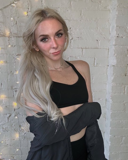 Sunday 🥳 Let&rsquo;s crush this week https://t.co/38sCoOYiyH
