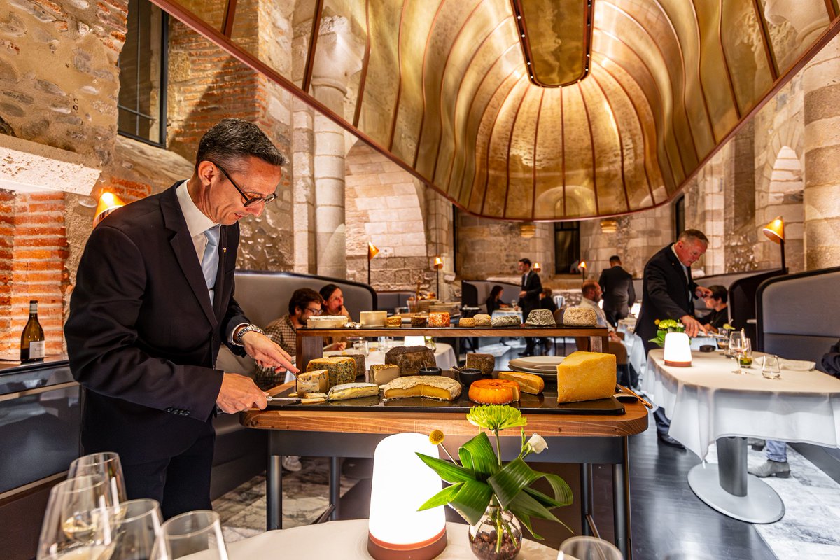 Incroyable dîner au restaurant gastronomique du Château Saint-Jean Montluçon : La Chapelle, 1 étoile au Guide Michelin par le chef Olivier Valade
Un moment de poésie gastronomique ! 🍽😍🤤
#Montlucon #Allier #relaischateaux
📷 <a href="/NicolasDiolez/">Nicolas Diolez</a>