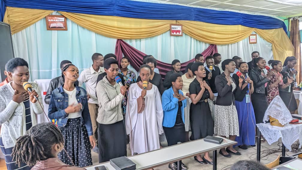 RasaCavm's tweet photo. #SUNDAY_Congregation! Le 05/11/2023

Umunsi wari mwiza muri RASA aho twasuwe na Chaplain wacu akaba n'umuyobozi wa St Mark (Busogo Parish) Pst. BISERUKA Dieudonne aherekejwe na Mwalimu w'ikanisa ya Busogo.

#Theme:  Usigasire icyo ufite.

Yoh 14
"Yesu ni inzira, ukuri n'ubugingo" https://t.co/Th4XjLbIUD
