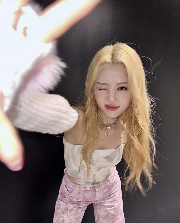 wenosmiyo's tweet photo. Go to Pinterest and search (kpop version):  

“Idol” 
“Lightstick” 
“Kpop quote” 
“Aesthetic”  

Quote this with the FIRST pic that appears, that’s your vibe. https://t.co/NXoEDbwqcv