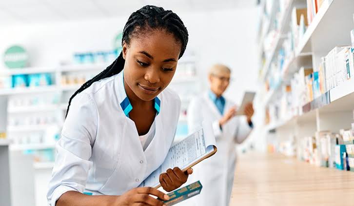 ManyalaIzMe's tweet photo. #SomeoneTellKaluma that Pharmacy technicians (aka pharmaceutical technologists) are crucial team members, working under pharmacist supervision to assist in medication management.
#KDABill2022 #Kenya4WHOML3 #StandardsIsAMust https://t.co/zDyN4BamrF