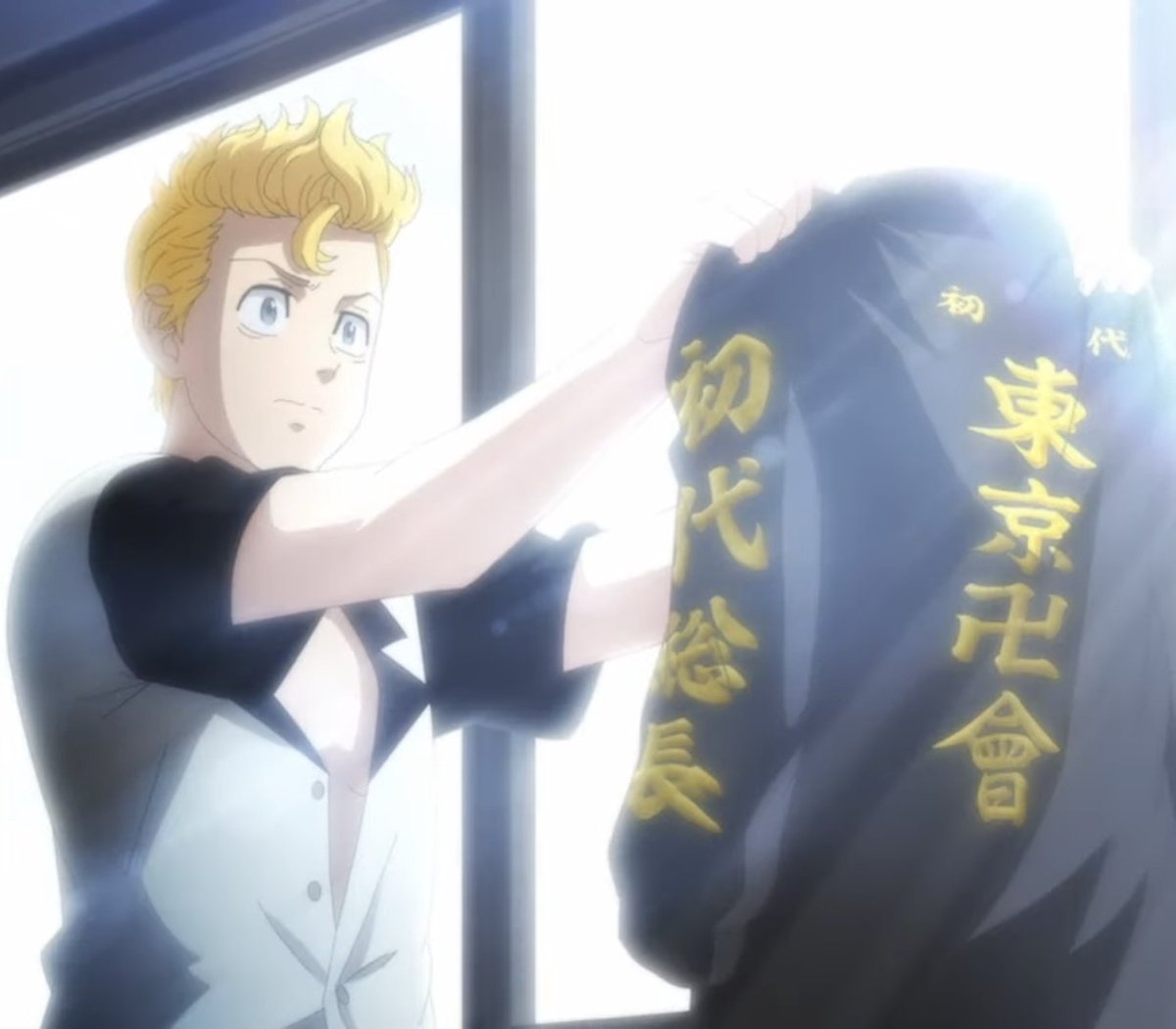 miaoyaos's tweet photo. mikey giving his first toman uniform to takemichi and bringing him to toman meetings when he isn't even an official member always makes me giggle https://t.co/C0lLIedIOq