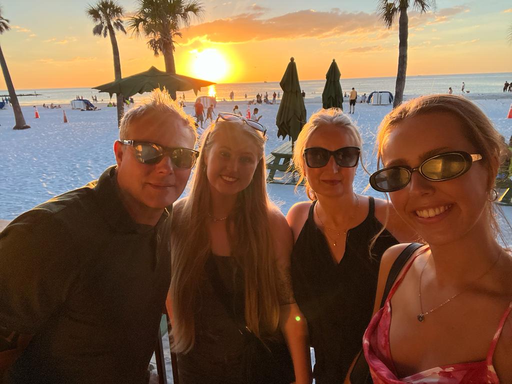 marshaj1772's tweet photo. π§‘ wonderful family time #USAvacation
@lucyj2201 https://t.co/fAru91Eztj