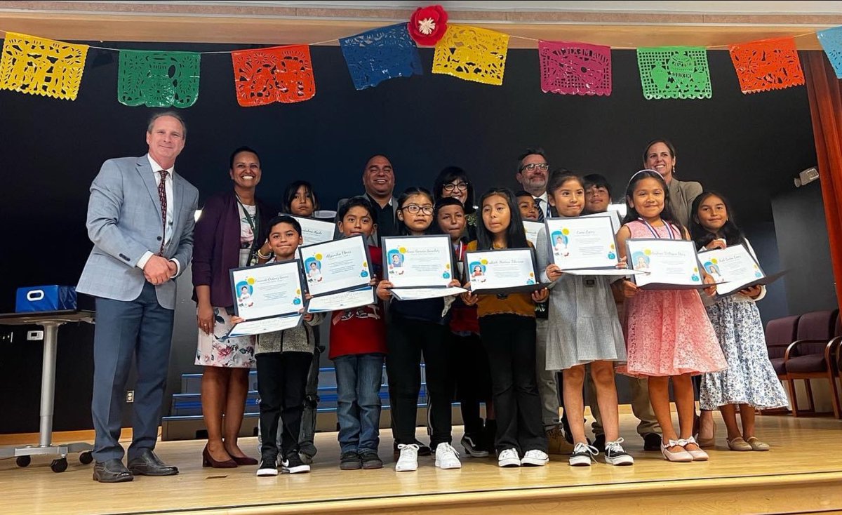 FoothillOakElem's tweet photo. Congratulations to these Roadrunners on reclassifying! #vista #vistaunified #vusd #vistaunifiedschooldistrict #foothilloak #fho #jungleofjoy https://t.co/LZxDCMXytC