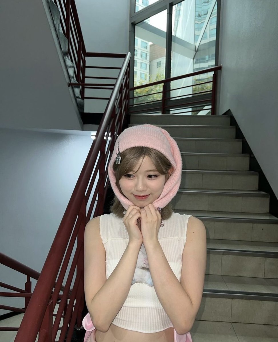 NiziU リク、SBSの階段で（人気歌謡）