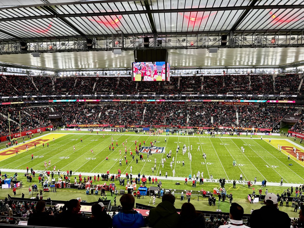 zkeefer's tweet photo. 40 minutes from kickoff

(The press pool is taking bets on how many punts hit the video board) https://t.co/c1IijPW7Sr