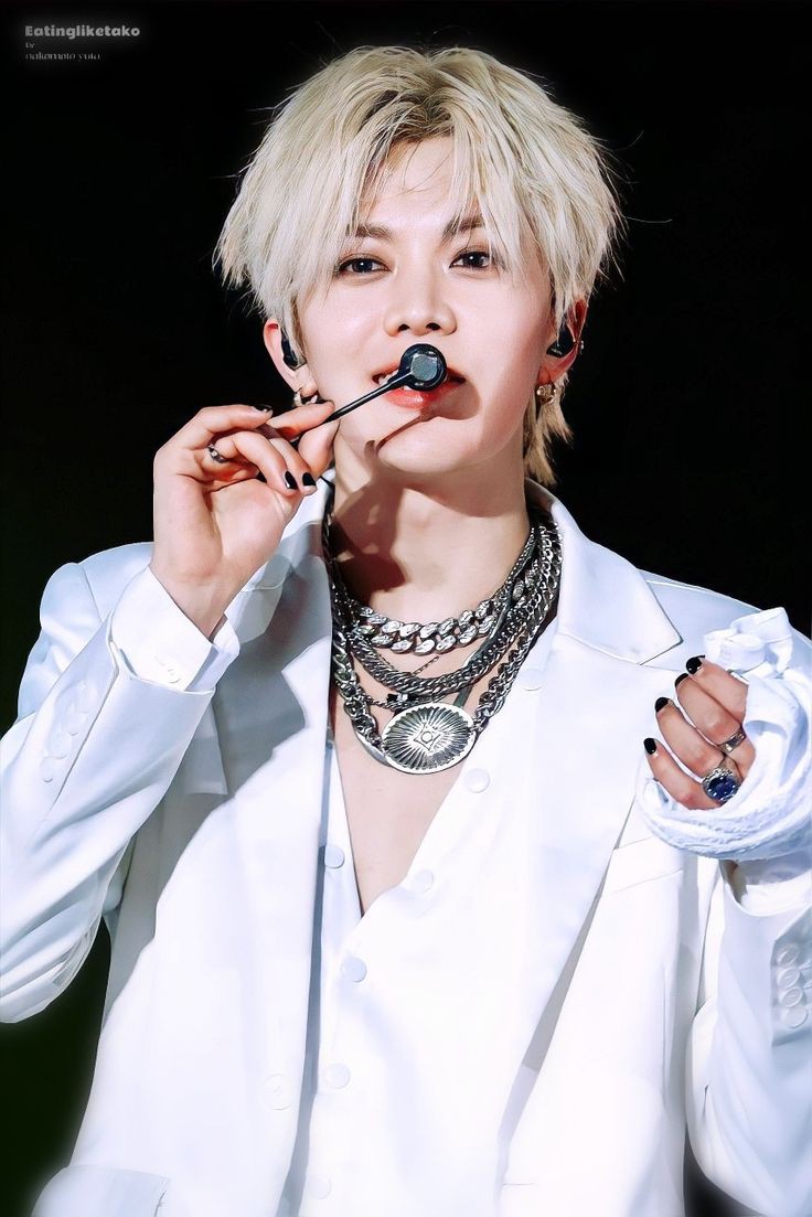 <a href="/kavrinaw/">ؘ</a> @heeseunyg Halo couturist ku, Radit di sini. Gimana kabar kalian? Semoga baik dan selalu bahagia, ya. Gak terasa ya kita udah di penghujung hari, rasanya baru kemarin radit memperkenalkan diri as CT atau La Charme sekarang udah harus ngasih speech di farewell party buat kalian semua.