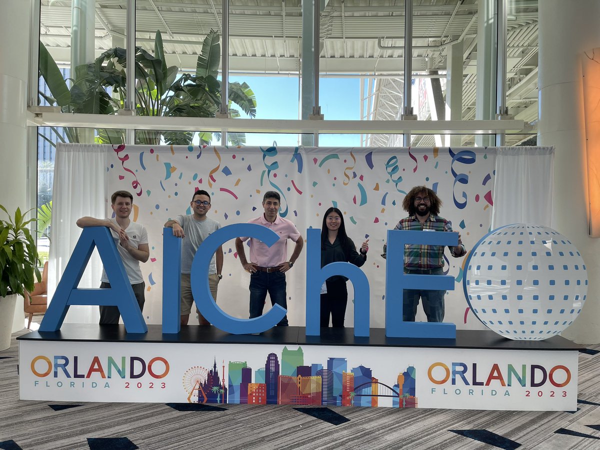 With <a href="/MatarLab/">Matar Fluids Group</a> crew at #AIChE2023 😊

<a href="/LKahouadji/">Lyes Kahouadji</a> <a href="/AndriusPatapas/">Andy</a> <a href="/LFuyue/">FLiang</a> <a href="/JPValdes10/">Juan Pablo Valdes</a> <a href="/ImperialChemEng/">Imperial ChemEng</a>
