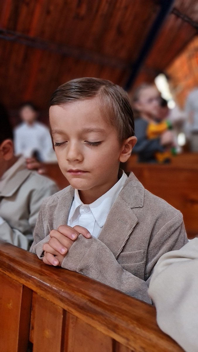 sancoartotus's tweet photo. Ayer hicieron la primera comunión mis hijos Isabel y Francisco y quedé convencido del papel fundamental que debemos cumplir las familias Católicas; de nosotros depende la defensa de las tradiciones y la restauración de la cultura Cristiana. https://t.co/MEiTRO60t6