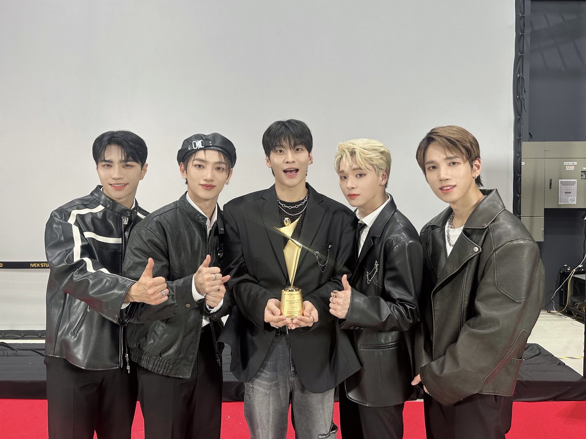 VannerOfficial's tweet photo. [#VANNER]

우리 배둥이들(우뚝🫡)(글썽🥹)
2023 Asia Model Awards 라이징 스타상 수상🎉
수상할 수 있었던 건 사랑하는 우리 삐삐 덕분이에요💕
삐삐와 함께라면 거침없이 올라갈 수 있어✊

#배너 https://t.co/AZy9uDtZ8i