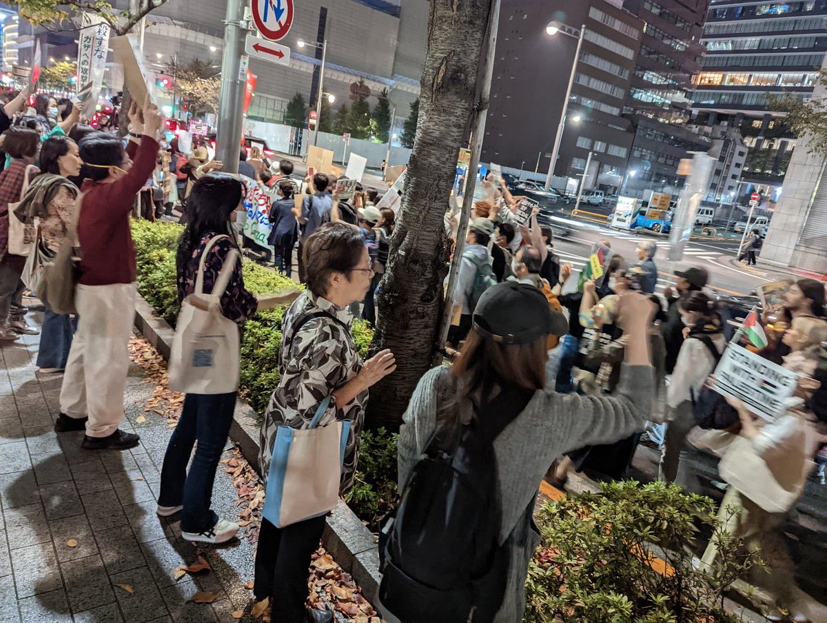 kojiskojis's tweet photo. 11月5日、 #パレスチナに平和を緊急行動 の銀座デモに1600人。

解散地点の鍛冶橋駐車場付近では、先にデモを終えた参加者が後続のデモ隊を迎えてエール交換✌️

1分1秒でも早く停戦を実現し、大虐殺に終止符を打ちたい、との思いが表れたデモでした。次は10日(金)18時30分に国連大学前集合のデモへ📢 https://t.co/upI4MGZFCk