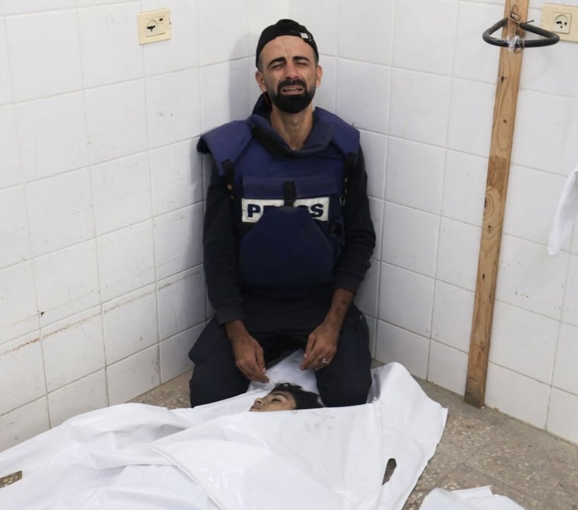 let this image haunt you forever. no matter how many times we say it no one listens. This is one of the many journalists that had their family home targeted and bombed in gaza. theyre punishing them for showing the truth in gaza. He lost his four kids bc israel is evil