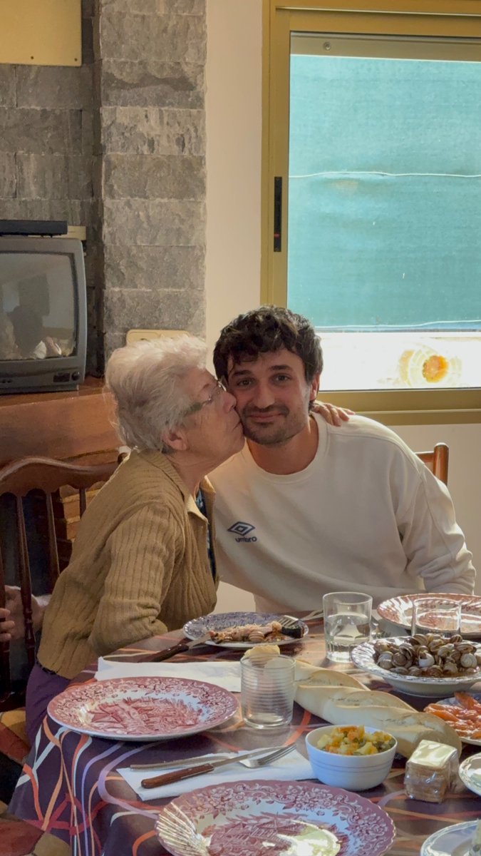 angsansim's tweet photo. mi abuela tarda mucho en comer porque no tiene estómago por un cáncer y mi novio la acompaña para comer ❤️❤️ se quieren muchísimo ❤️❤️ https://t.co/vbJlKAC7md