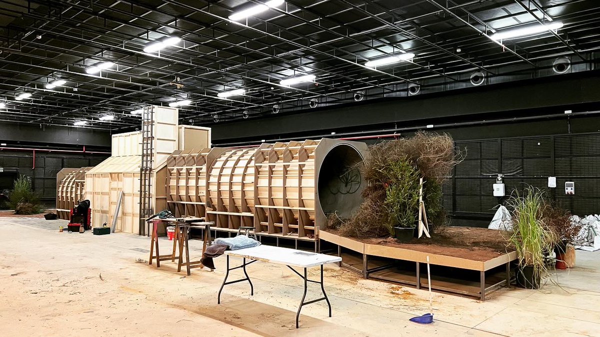 Todos los decorados de construcción fueron diseñados por Yolanda Moreno y por mí, y en este caso este set fue construido por Crazy Producciones. Los graffitis en su punto adecuado de chunguez son obra del maestro Diego “Vota a Dier” de <a href="/Rotulacionamano/">Rotulacionamano</a>