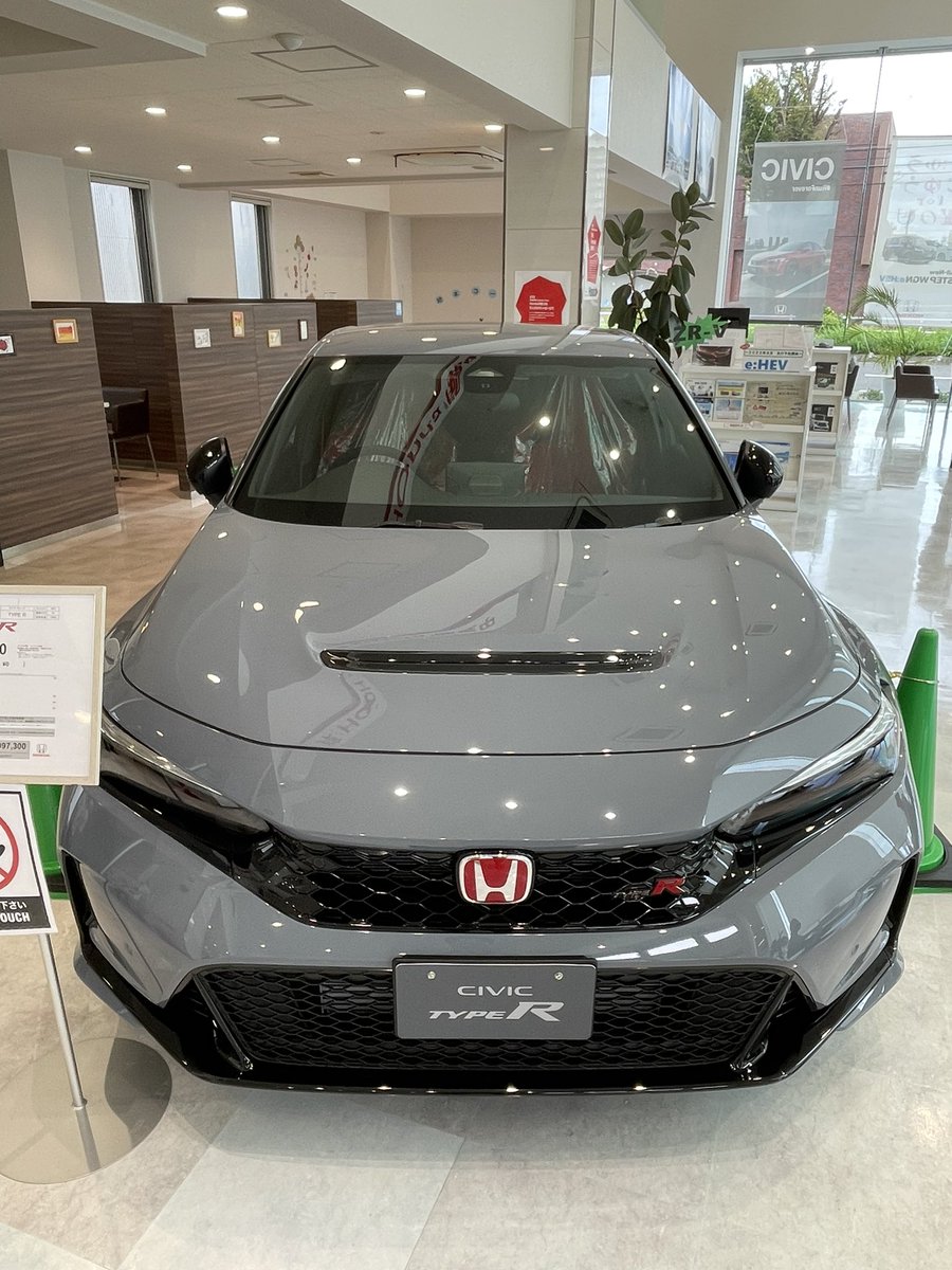 civic_Takamy's tweet photo. 突然ですが、このたび納車待ちだったFL5タイプRをキャンセルしました。
再来年の1月以降という長納期と、オーダー通ってからの1年間情けないことに気持ちが続かず、自分の欲しい車に対する価値観が変わってしまったのが主な理由です。
いつかきっと後悔することになるとは承知の上で、決断しました。 https://t.co/SVVwYBLQsl