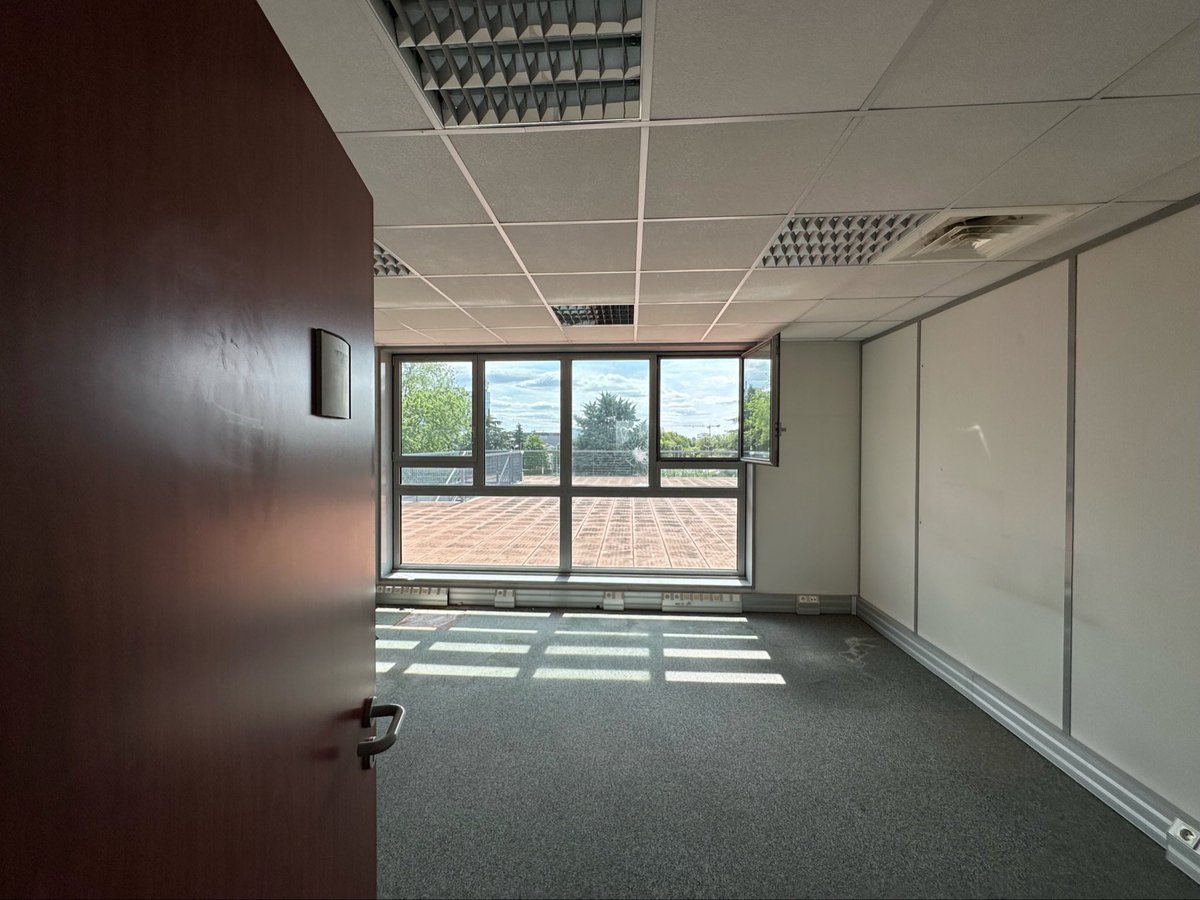 Si quelqu’un recherche des bureaux en IDF à Vélizy : coworking, bureau privé 15 à 200m2… clim réversible, avec haut débit et sécurité (agent, contrôle d’accès et caméras) et capacités stockage (chariot élévateur dispo). N’hésitez pas à nous faire signe (olivier@dc2scale.fr)