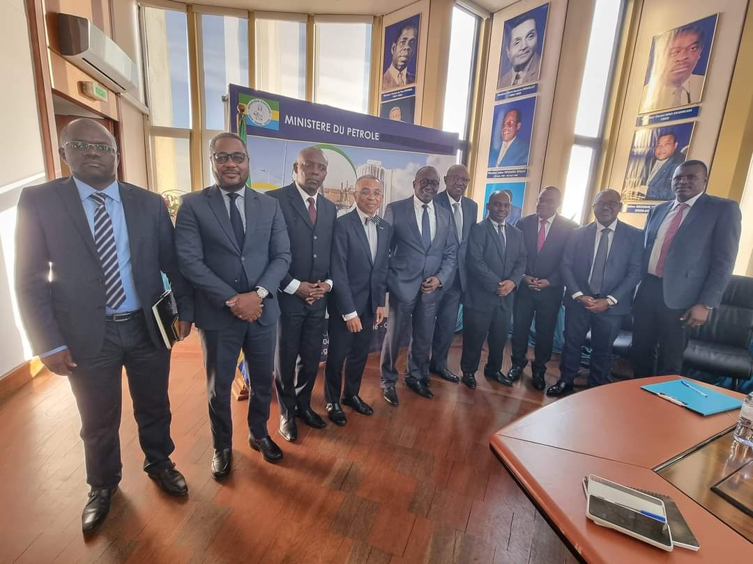 Le Ministre #Marcel_Abéké a devisé, le 27.10.23, avec les patrons des sociétés pétrolières et de services pétroliers gabonais.Conduite par M. #Charles_Tchen,la délégation a soumis l'éventail des difficultés inhérentes à la corporation et proposé des solutions.
<a href="/Comgouv_GA/">Comgouv</a>