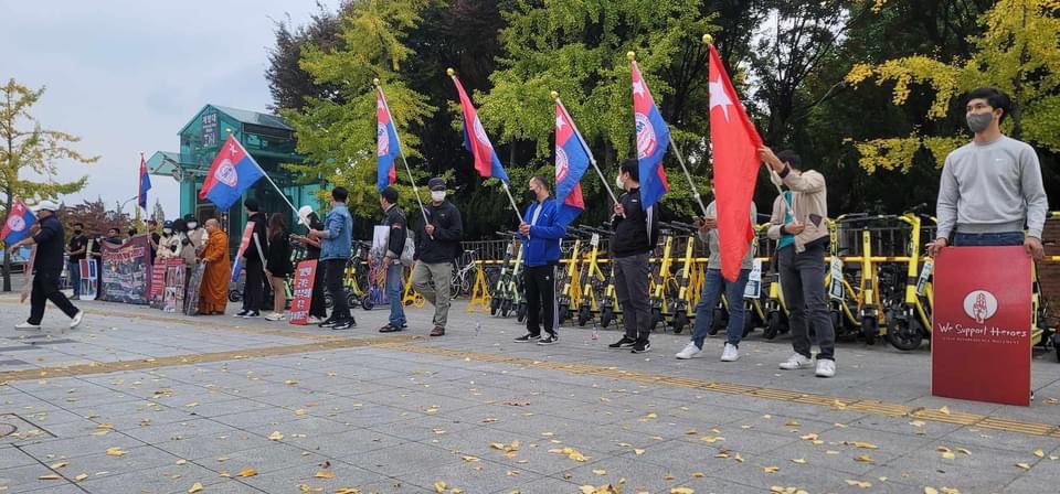katycho22222's tweet photo. An anti-coup revolutionary protest somewhere in Republic of Korea by pro-democracy Myanmar expatriates.
🇲🇲🙏🏾🇰🇷
#WarCrimesOfJunta 
#2023Nov5Coup #WhatsHappeningInMyanmar https://t.co/rKab21tlnR