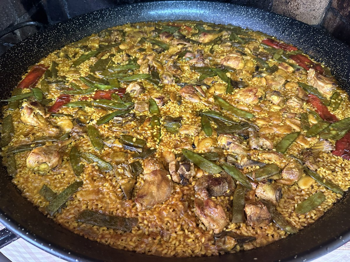 vic_pallares's tweet photo. @rafamanuEl68 @anaseguragrau @ZCorrecher @javikin84 @JAGarciaPastor @jlgorriz @JMMartinMoreno @JMMJ64 @JavisDolce @Aromerosecin #LaPaellaDeLosDomingos
Nosotros #paella tradicional (pollo-conejo) y maridamos con El Cabernet de #ChozasCarrascal
#BonProfit, #BuenProvecho
@tureyedro https://t.co/mvjw7imshg