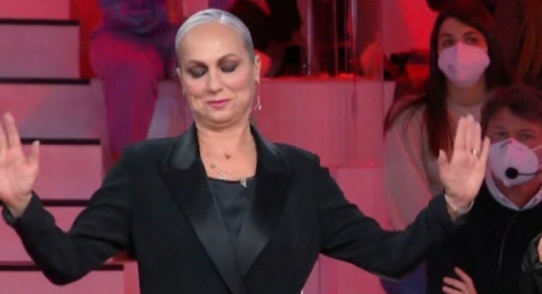 __aauroraaa__'s tweet photo. LA CELE CHE RICORDA AD ELENA DI AVER DIFESO ROSA DI GRAZIA LEI HA DECISO DI PARLARE LA LINGUA DELLA VERITÀ 
#Amici23 https://t.co/FXfmgnrVnN
