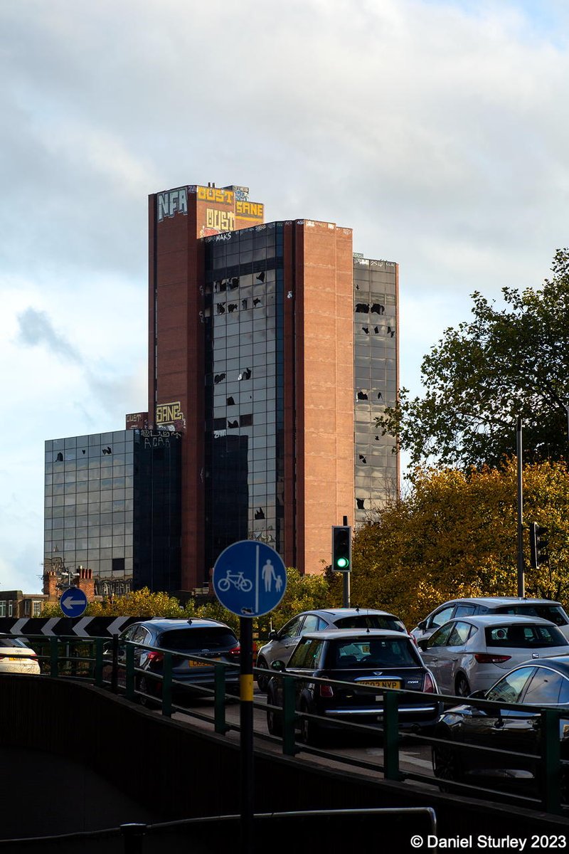 Daniel_Sturley's tweet photo. #Birmingham UK, Five Ways Tower recently 🫤
#BirminghamWeAre #SickBuilding https://t.co/YxWnEljCkV