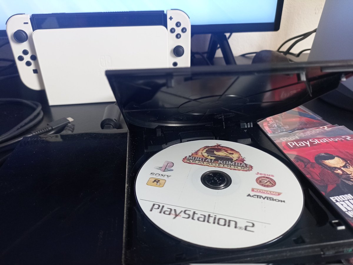 ldk_maia's tweet photo. hoje comprei um Mortal Kombat Armageddon do PS2 exclusivo da Sony que foi fabricado pela Rockstar e distribuído pela EA em parceria com a Konami e Activision 

🔥🔥🔥 https://t.co/RaG8aWQsWY
