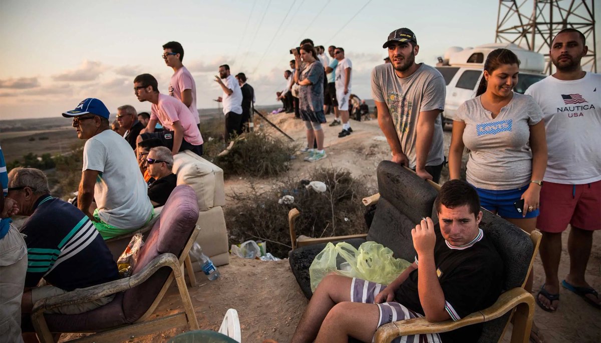 ladrillo_visto's tweet photo. Recordemos que hay un cerro que ellos han llamado Sderot Cinema, cerca de la frontera con Gaza, donde los israelíes se reúnen con cerveza y aperitivos, y aplauden con cada misil que cae https://t.co/16wf4KBkGd