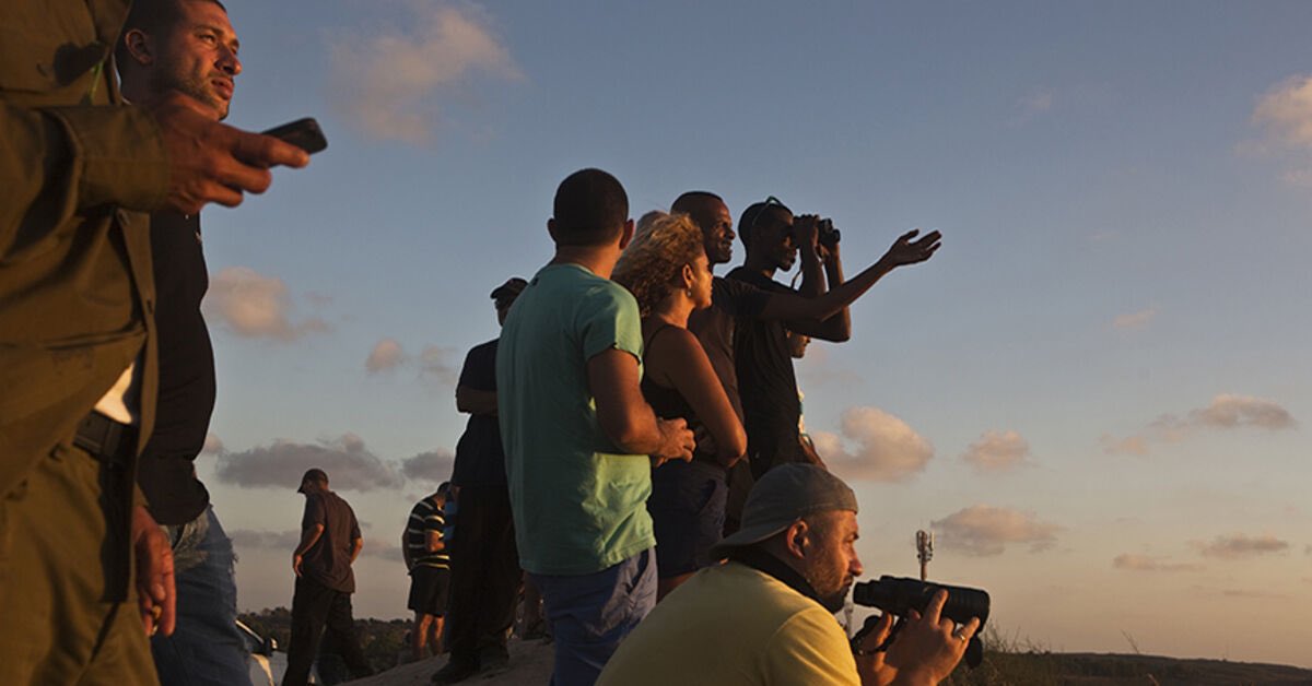 ladrillo_visto's tweet photo. Recordemos que hay un cerro que ellos han llamado Sderot Cinema, cerca de la frontera con Gaza, donde los israelíes se reúnen con cerveza y aperitivos, y aplauden con cada misil que cae https://t.co/16wf4KBkGd