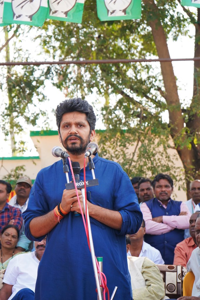aadi_surguja's tweet photo. आज कांग्रेस के स्टार प्रचारक श्रम कल्याण बोर्ड के अध्यक्ष शफी अहमद जी के साथ रामानुजगंज विधानसभा क्षेत्र के अंतर्गत ग्राम डौरा के लोगों से मुलाक़ात की। इस अवसर पर ग्रामवासियों को संबोधित करते हुए कांग्रेस के प्रत्याशी और अंबिकापुर के महापौर डॉ अजय तिर्की को वोट देने की अपील की। इस दौरान एवं जिला कांग्रेस कमेटी सरगुजा के उपाध्यक्ष श्री राजेश मलिक जी भी मौजूद थे।