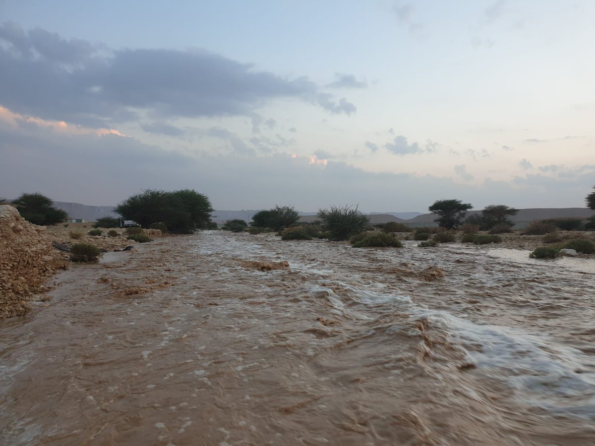 hareqnews's tweet photo. #سيل شعيب اللحمة بمحافظة الحريق، في طريقه للمزارع الواقعة في وسط المحافظة،  من الأمطار التي هطلت عصر اليوم الأحد 21 ربيع الآخر 1445هـ ال��وافق 5 نوفمبر 202، على الجبال العلوية بشمال المحافظة.
نسأل الله أن يجعلها أمطار خير وبركة ويعم بنفعها جميع اوطان المسلمين.. https://t.co/SR2e64o8K1